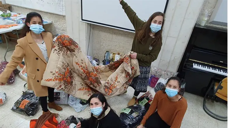 נוער קרית ארבע אוסף את הציוד