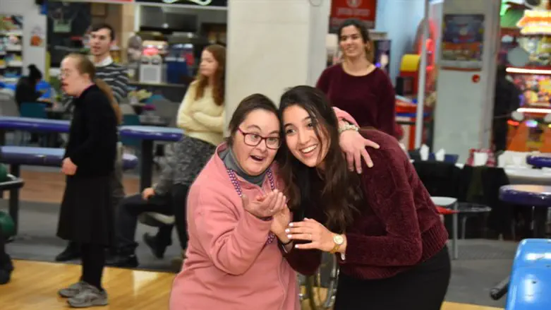 רונית דהן משמאל