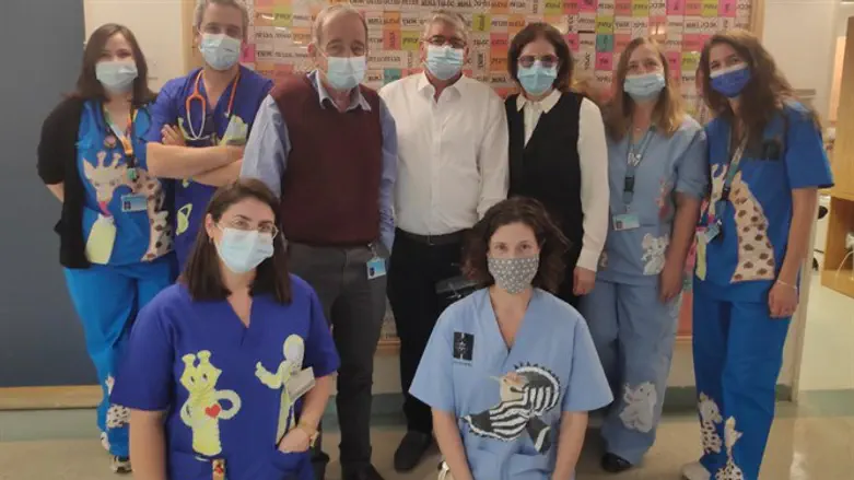 אנשי הצוות עם המדים החדשים