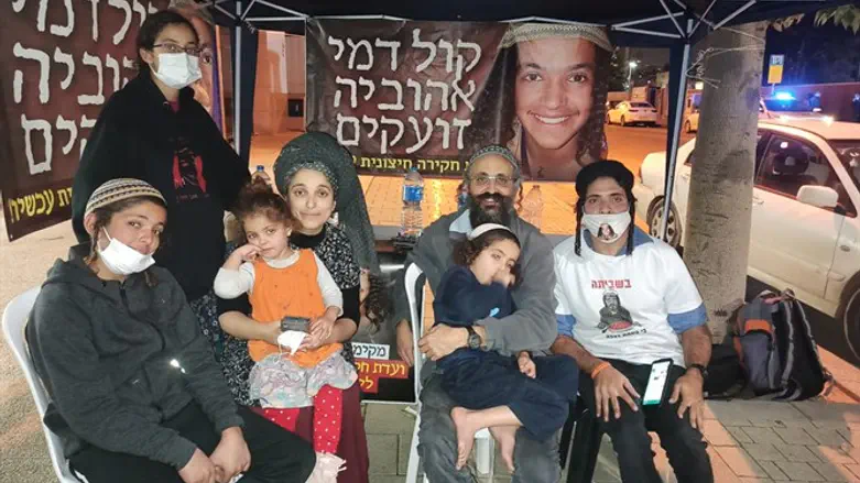 בני משפחת סנדק במאהל המחאה