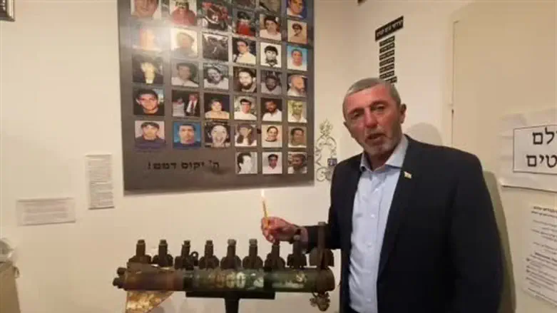 Раввин Рафи Перец зажег свечи