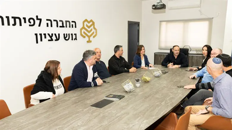 ישיבה במשרד החל"פ גוש עציון