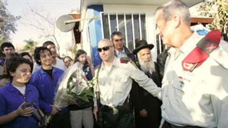 גנץ יוצא מביתו. הבוקר